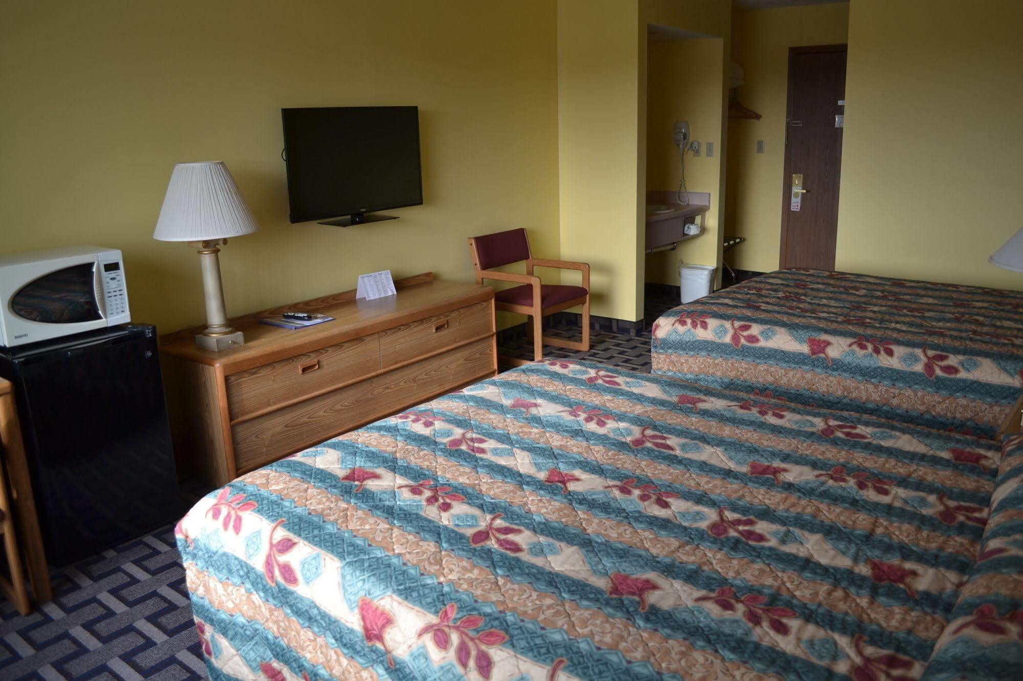 Sky Lodge Inn & Suites - Delavan Eksteriør billede